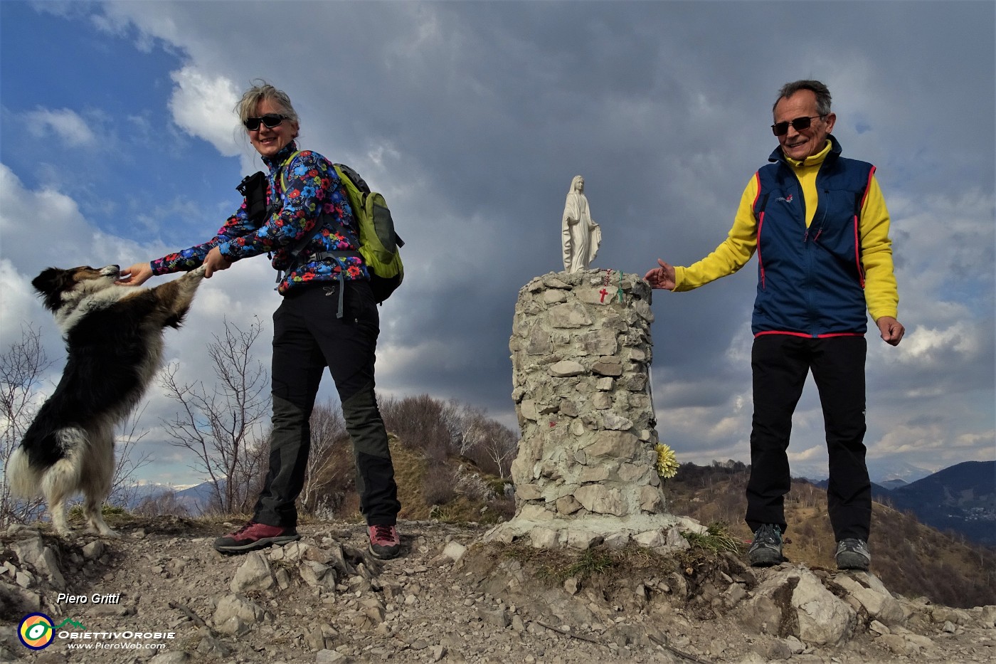 50 Alla Madonnina di vetta del Costone (1195 m), posta da CAI Alzano Lombardo nel 2015 -autoscatto.JPG